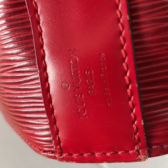 Authentic Louis Vuitton EPI Sac D’épaule Shoulder Bag Red Leather. - Picture 12 of 17
